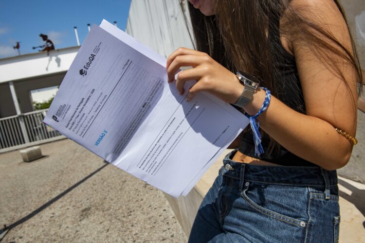 Confusão com correcção de exames do 12.º ano deixa alunos em suspenso