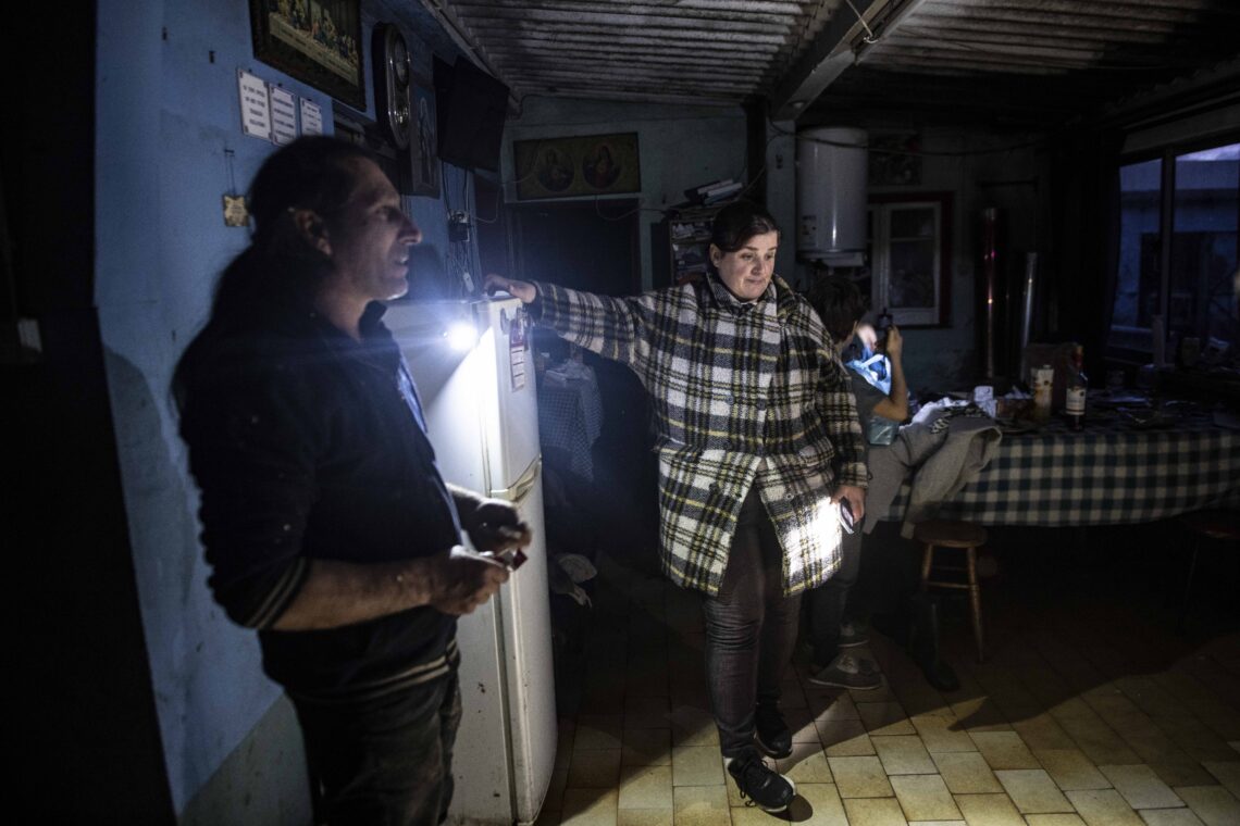 Três semanas à luz da vela e uma esperança que quase se apaga