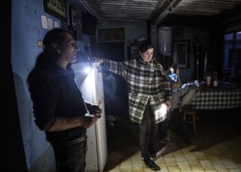 Três semanas à luz da vela e uma esperança que quase se apaga