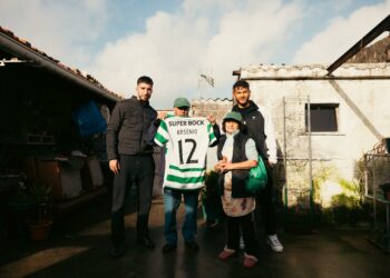 Jogadores do Sporting CP entregam donativos e visitam adepto na Marinha Grande