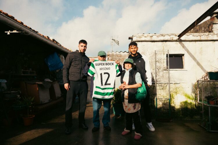 Jogadores do Sporting CP entregam donativos e visitam adepto na Marinha Grande