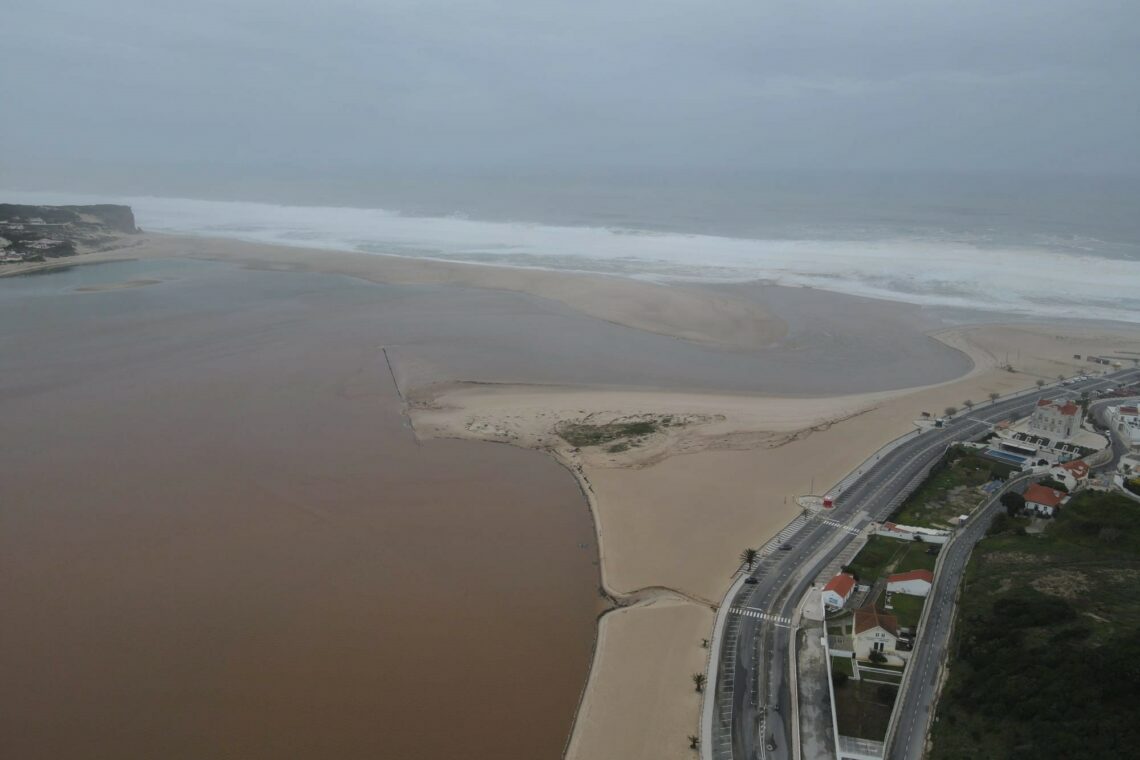 Com a Ingrid a chegar, aberta da Lagoa de Óbidos está a poucos metros de campos desportivos e Avenida do Mar