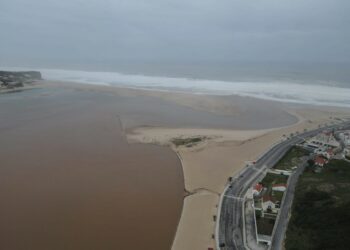 Com a Ingrid a chegar, aberta da Lagoa de Óbidos está a poucos metros de campos desportivos e Avenida do Mar