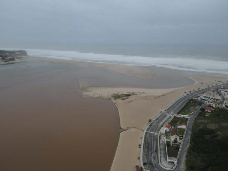 Com a Ingrid a chegar, aberta da Lagoa de Óbidos está a poucos metros de campos desportivos e Avenida do Mar