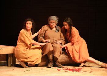 Teatro da Rainha. Mãe e filhas matam o pai e marido na estreia de um texto de Angus Cerini em Portugal