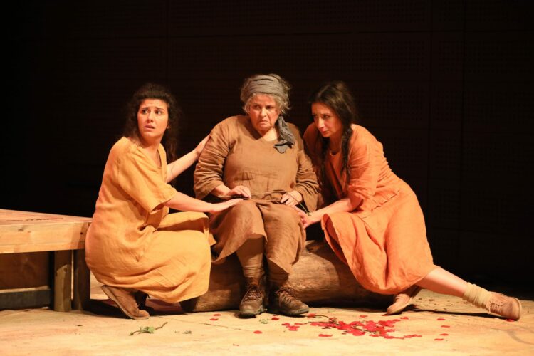 Teatro da Rainha. Mãe e filhas matam o pai e marido na estreia de um texto de Angus Cerini em Portugal