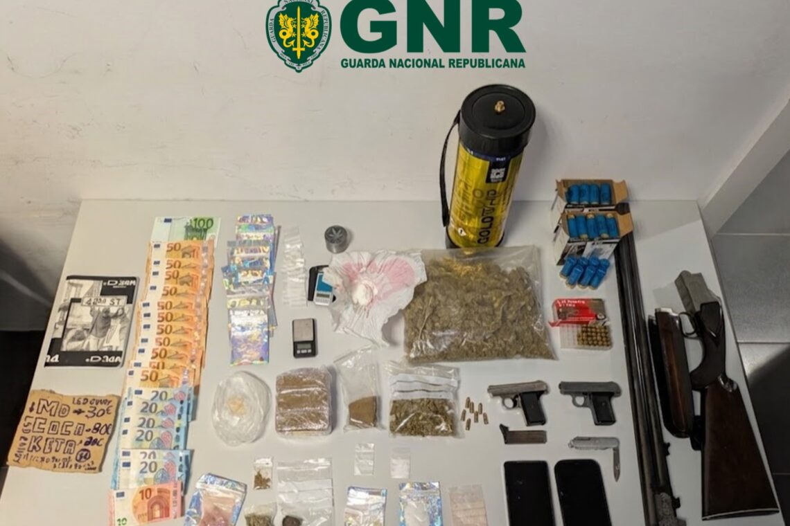 Apanhados com droga e arma de fogo em operação de trânsito em Porto de Mós