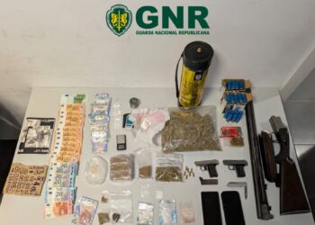 Apanhados com droga e arma de fogo em operação de trânsito em Porto de Mós