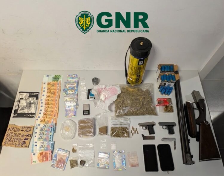 Apanhados com droga e arma de fogo em operação de trânsito em Porto de Mós