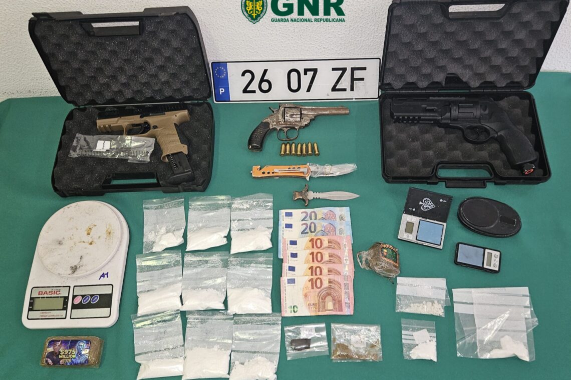 GNR detém quatro pessoas por tráfico de estupefacientes e posse de arma proibida em Alcobaça