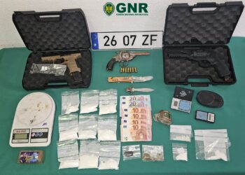 GNR detém quatro pessoas por tráfico de estupefacientes e posse de arma proibida em Alcobaça