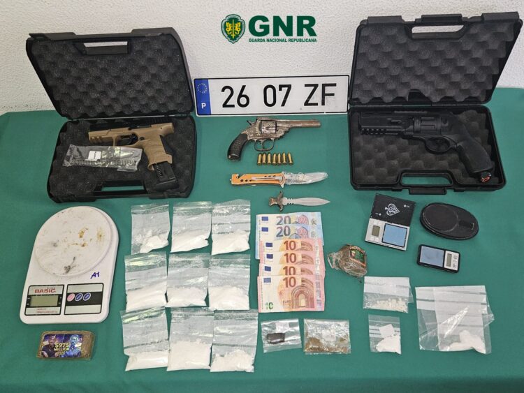 GNR detém quatro pessoas por tráfico de estupefacientes e posse de arma proibida em Alcobaça