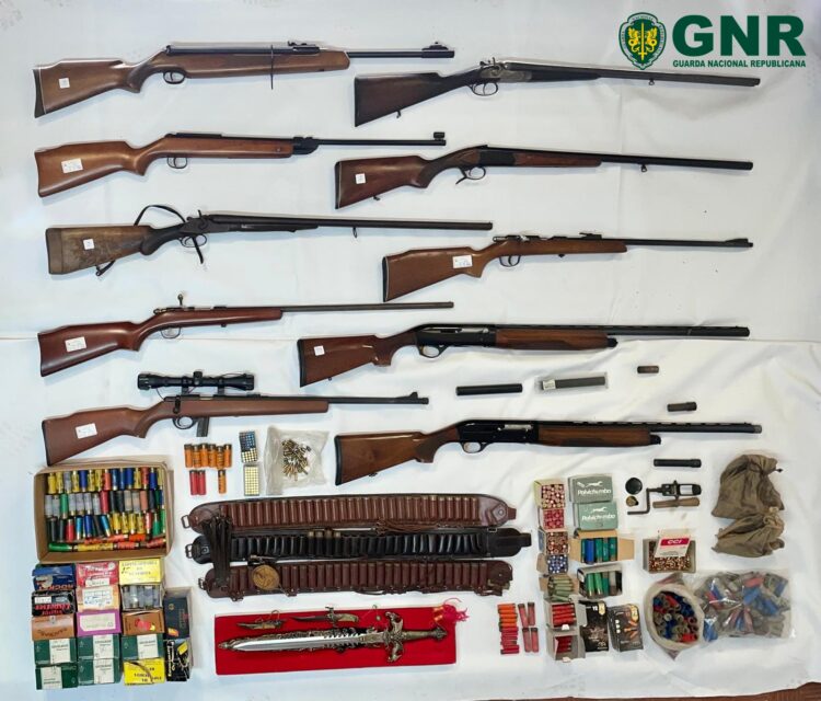 Homem suspeito de violência doméstica detido com armas proibidas em Pataias