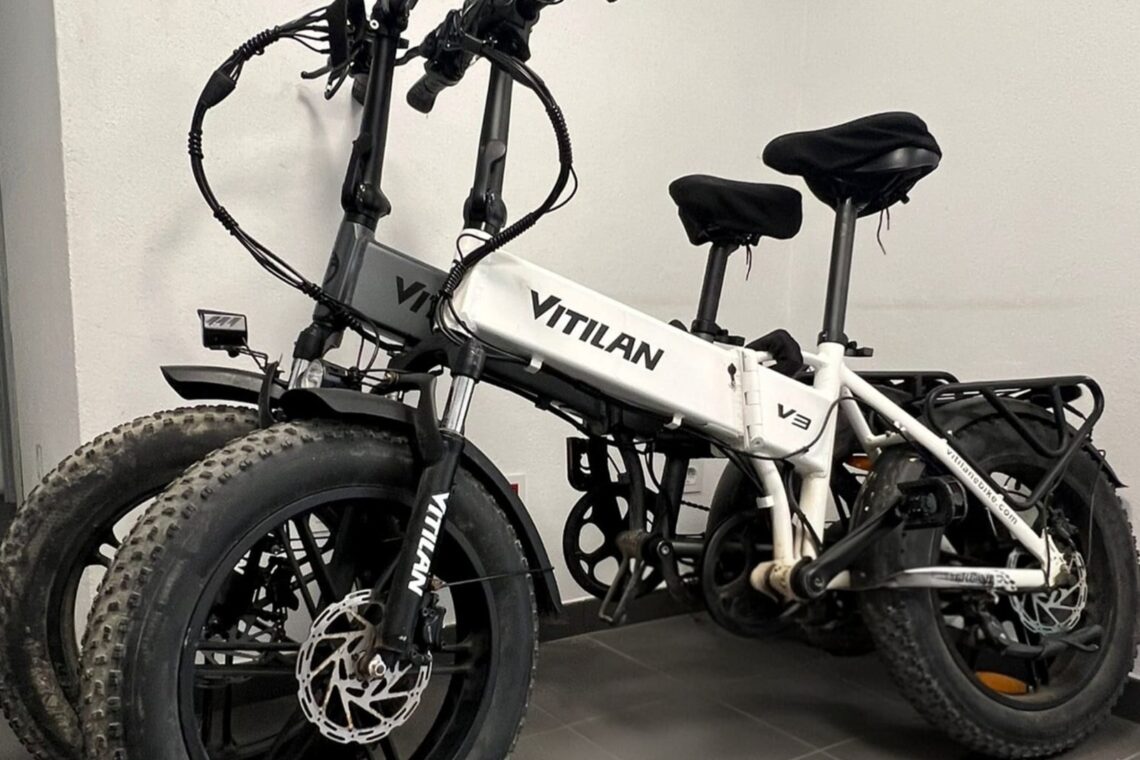 Homem embate em carro estacionado e GNR descobre bicicletas furtadas