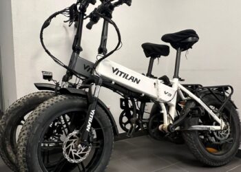 Homem embate em carro estacionado e GNR descobre bicicletas furtadas