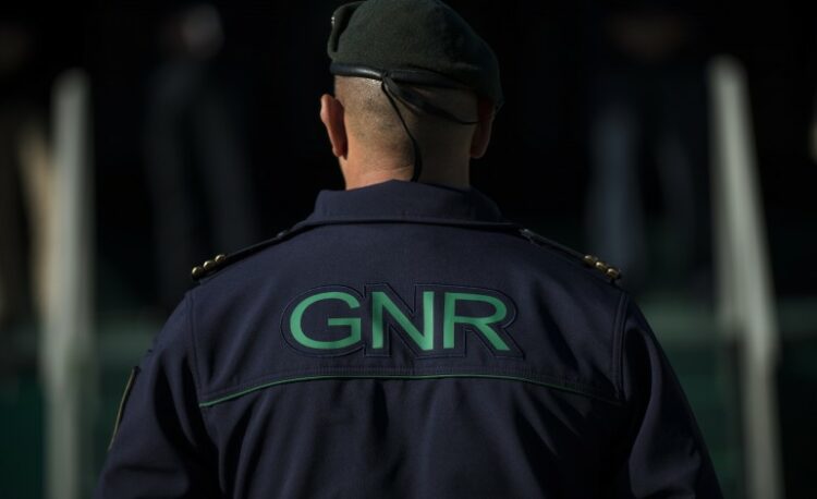 Militar da GNR à civil confronta suspeitos de furto e é baleado e agredido em Leiria