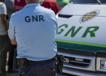 Jovem fica em prisão domiciliária por roubo por esticão a idosa em Alcobaça