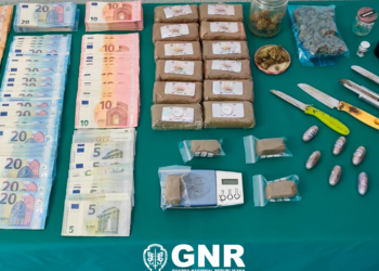 Homem detido pela GNR com mais de 2.700 doses de canábis e 8.800 euros
