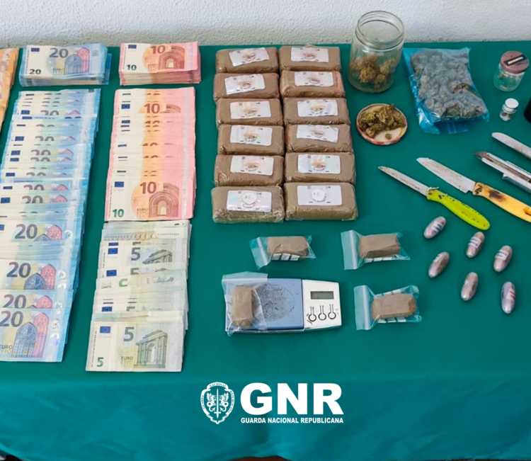 Homem detido pela GNR com mais de 2.700 doses de canábis e 8.800 euros