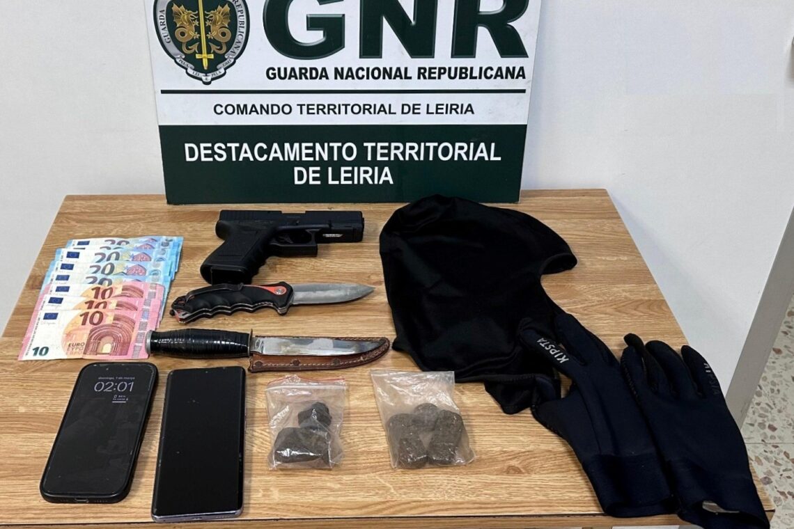 Dois jovens detidos com droga e armas proibidas depois de ameaçarem homem nas Cortes