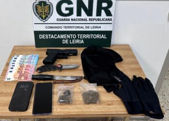 Dois jovens detidos com droga e armas proibidas depois de ameaçarem homem nas Cortes