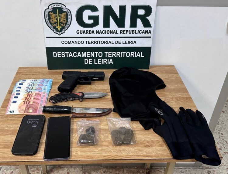 Dois jovens detidos com droga e armas proibidas depois de ameaçarem homem nas Cortes