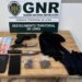 Dois jovens detidos com droga e armas proibidas depois de ameaçarem homem nas Cortes