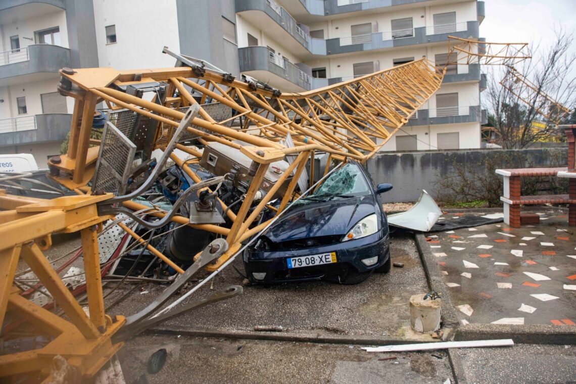 “Foi assustador”. Grua atinge varanda de apartamento e veículos no Vale Sepal
