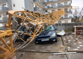 “Foi assustador”. Grua atinge varanda de apartamento e veículos no Vale Sepal