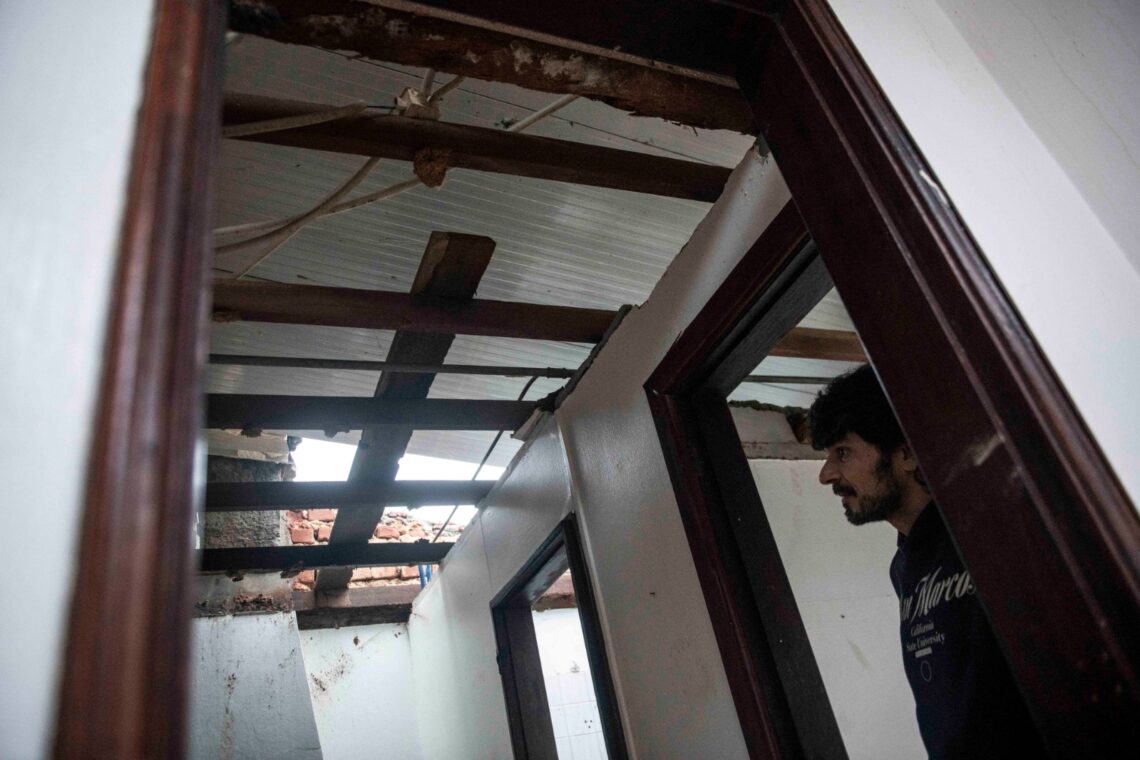 “Foi pânico, mesmo”. O telhado levantou e eles protegeram-se debaixo da cama