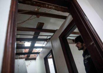“Foi pânico, mesmo”. O telhado levantou e eles protegeram-se debaixo da cama