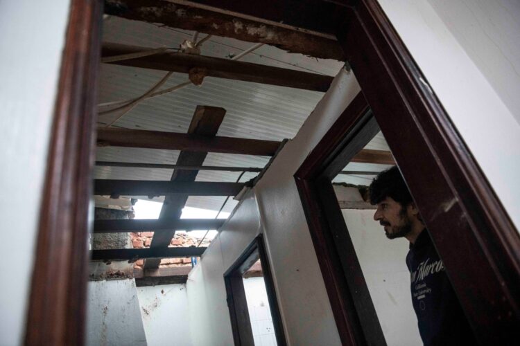 “Foi pânico, mesmo”. O telhado levantou e eles protegeram-se debaixo da cama