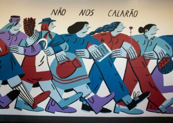 De braço dado e passo firme, as mulheres de Mariana, a Miserável que caminham contra o medo