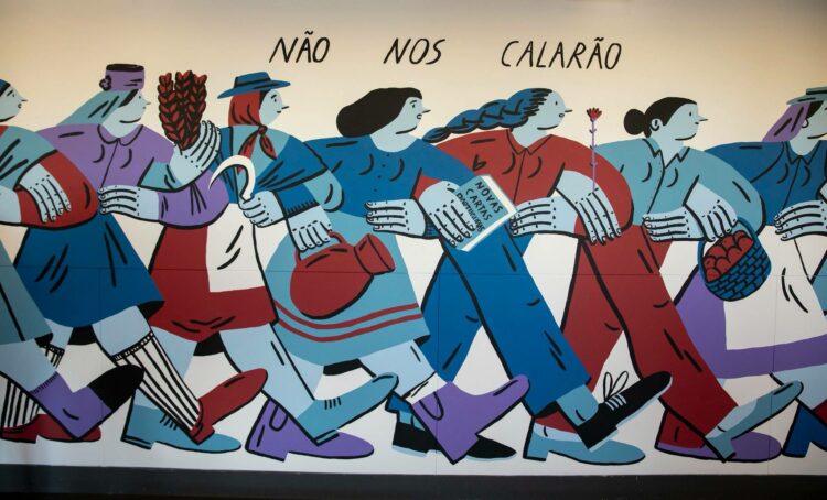 De braço dado e passo firme, as mulheres de Mariana, a Miserável que caminham contra o medo