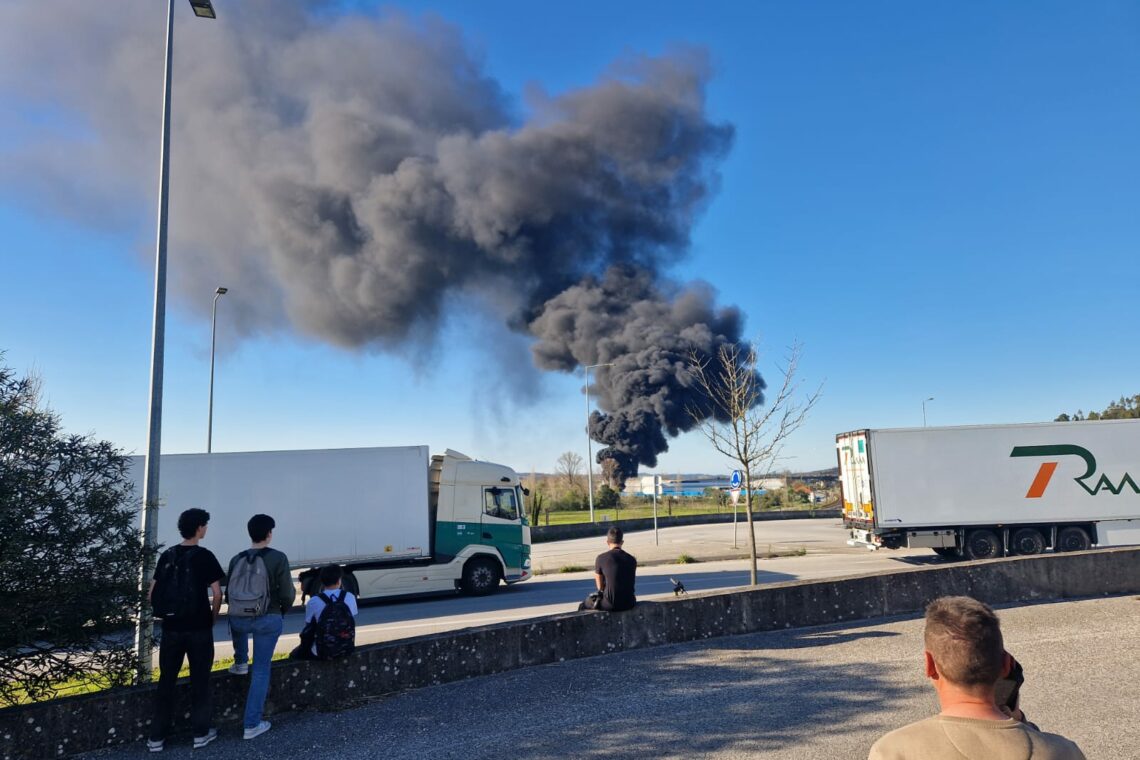 Incêndio em empresa de placas de revestimento em Pombal circunscrito a armazém
