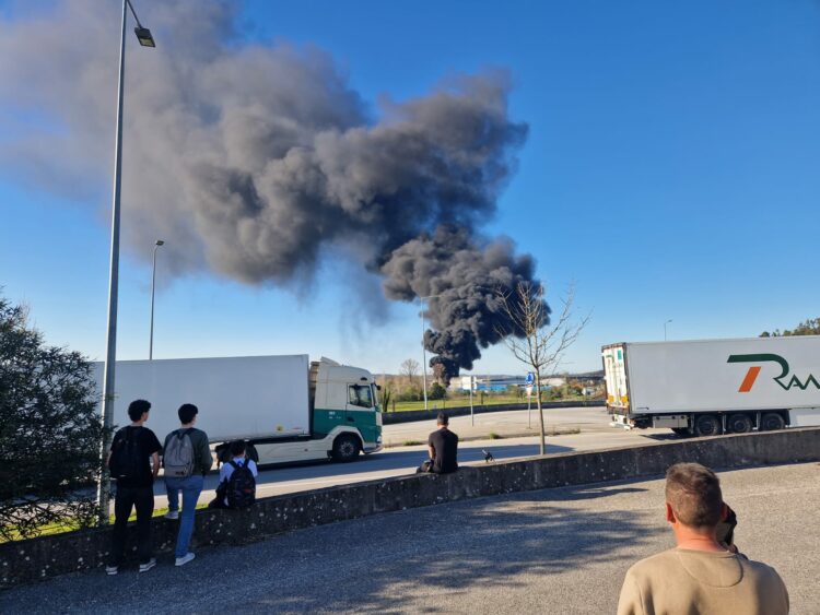 Incêndio em empresa de placas de revestimento em Pombal circunscrito a armazém