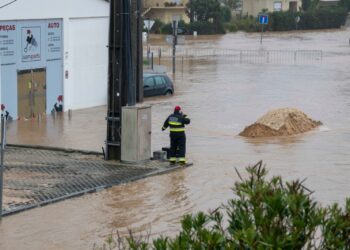 Leiria com 14 ruas e estradas cortadas devido à chuva intensa e cheias