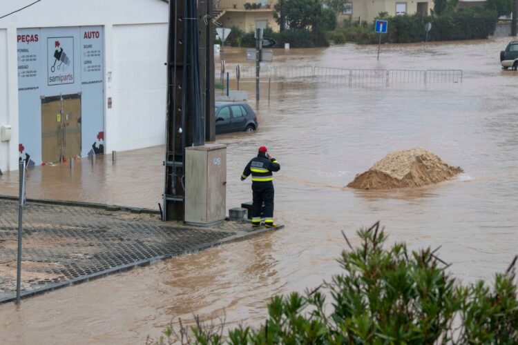 Leiria com 14 ruas e estradas cortadas devido à chuva intensa e cheias
