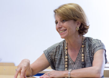 Escritora Isabel Alçada entre os oradores da Encontro Municipal de Educação, na Marinha Grande