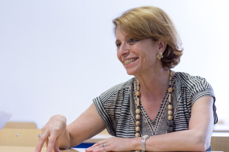 Escritora Isabel Alçada entre os oradores da Encontro Municipal de Educação, na Marinha Grande