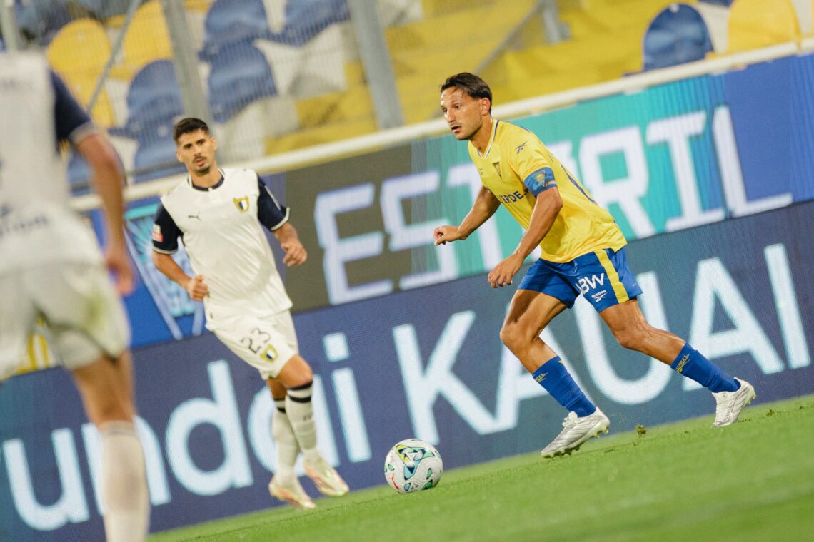 Melhor assistente, titularíssimo e chegou aos 100 jogos. João Carvalho quer mais