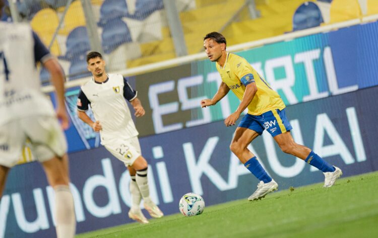 Melhor assistente, titularíssimo e chegou aos 100 jogos. João Carvalho quer mais