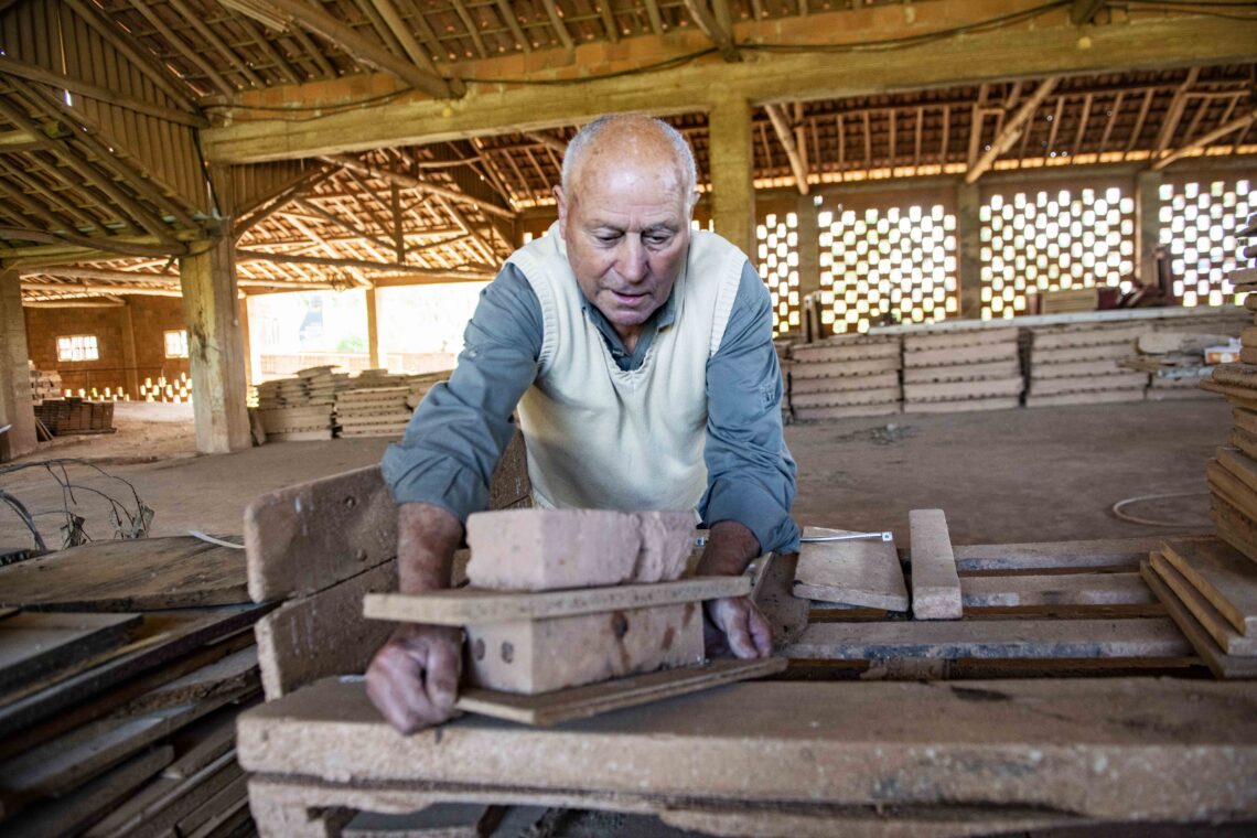 Aos 82 anos, José Maria é o único empregado da cerâmica que fundou, nas Caldas da Rainha