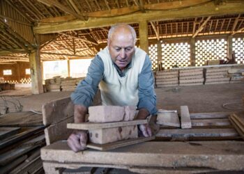 Aos 82 anos, José Maria é o único empregado da cerâmica que fundou, nas Caldas da Rainha