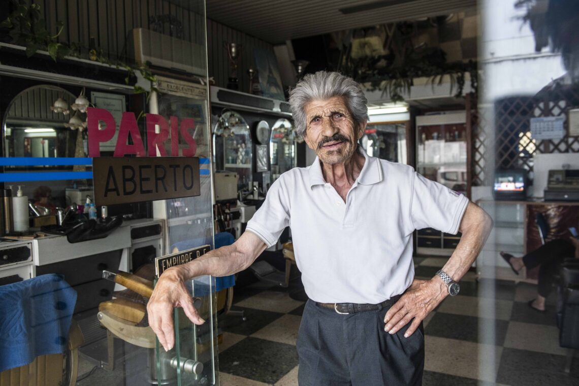 Barbeiros há muitos. Mas, com mais de 80 anos, resistem poucos