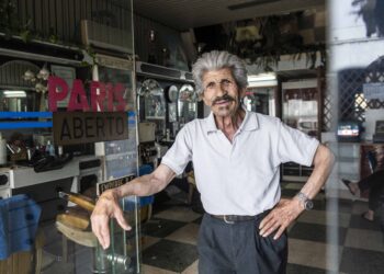 Barbeiros há muitos. Mas, com mais de 80 anos, resistem poucos