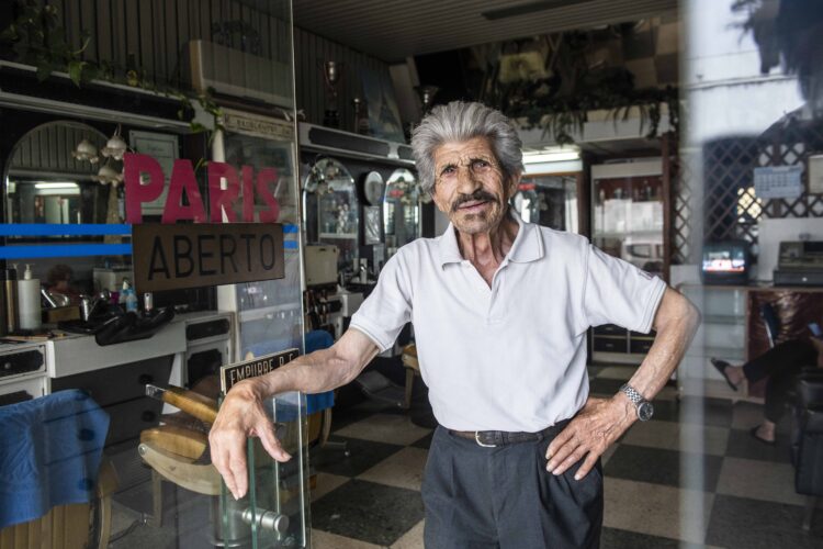 Barbeiros há muitos. Mas, com mais de 80 anos, resistem poucos