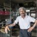 Barbeiros há muitos. Mas, com mais de 80 anos, resistem poucos