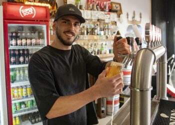 Leonardo tem quatro empregos. Custo de vida obriga alunos de fora a trabalhar