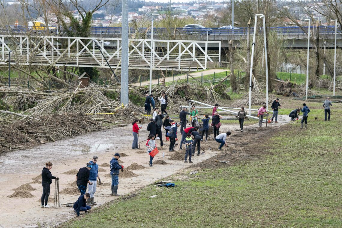 Atletas arregaçam as mangas para limpar o Centro Nacional de Lançamentos